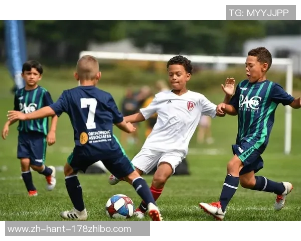 踢足球的乐趣在于团队合作与个人成长的完美结合 踢足球的乐趣在于团队合作与个人成长的完美结合